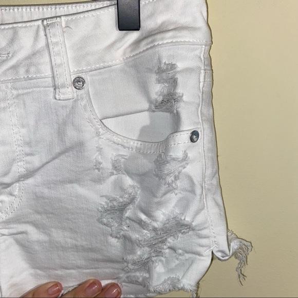 AMERICAN EAGLE white distressed denim shorts 10 - Picture 5 of 6